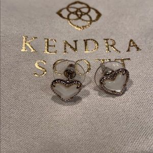 KENDRA SCOTT HEART STUD EARRINGS